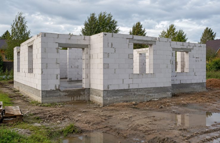 Недостроенная коробка дома из газобетона без кровли