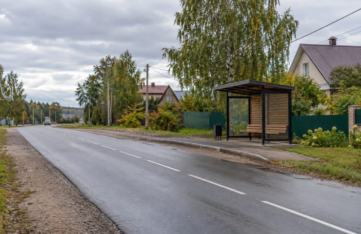 Пригородная автобусная остановка у жилой улицы